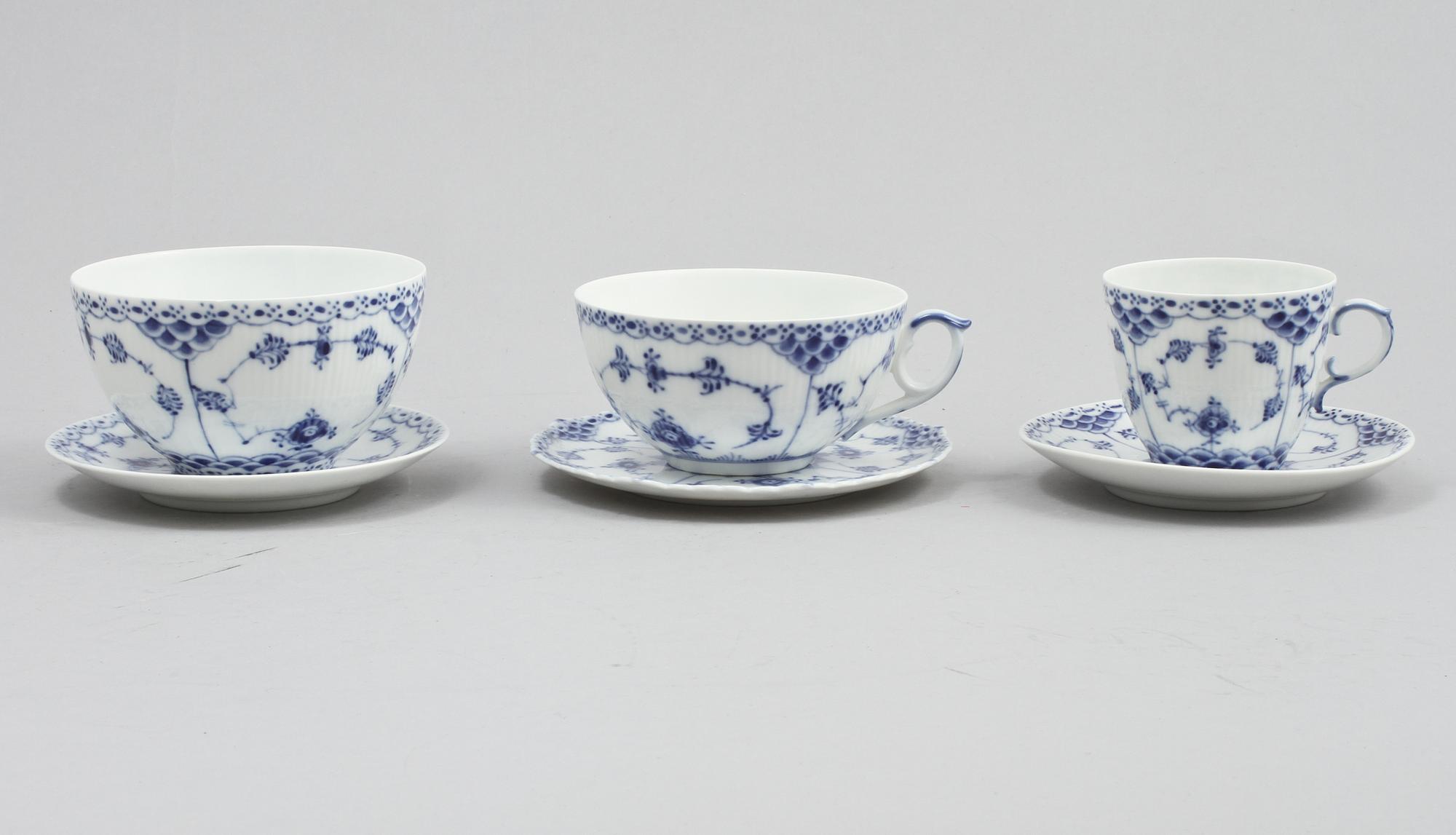 SERVISDELAR, 80 st, porslin, "Musselmalet", Royal Copenhagen, 1900-talets andra hälft.