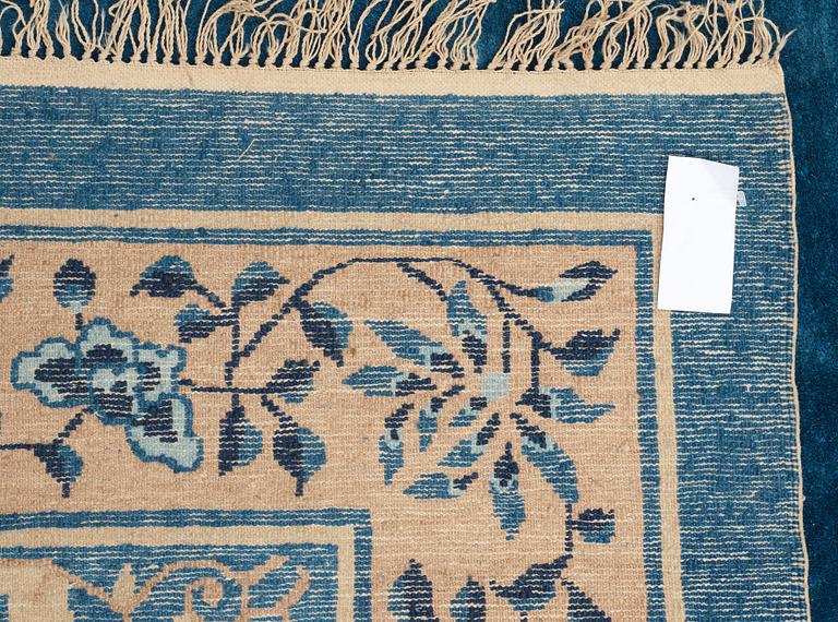SEMI-ANTIQUE CHINESE, probably Beijing. 351,5 x 276 cm.