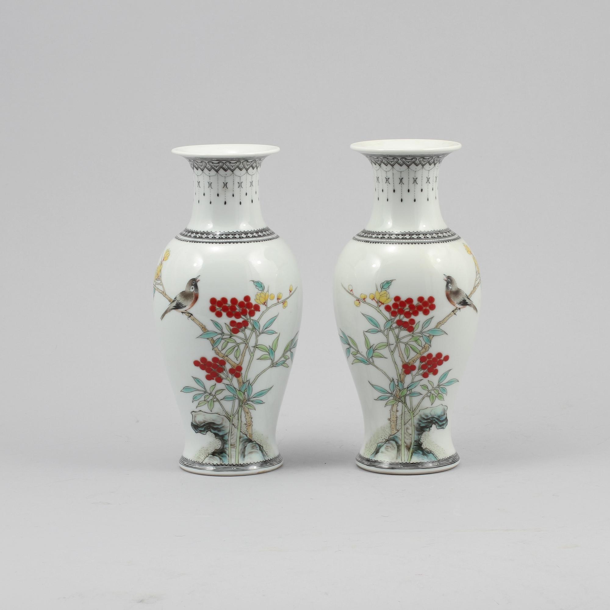 VASER, 2 st, porslin, Kina, 1900-talets andra hälft/modern tillverkning.