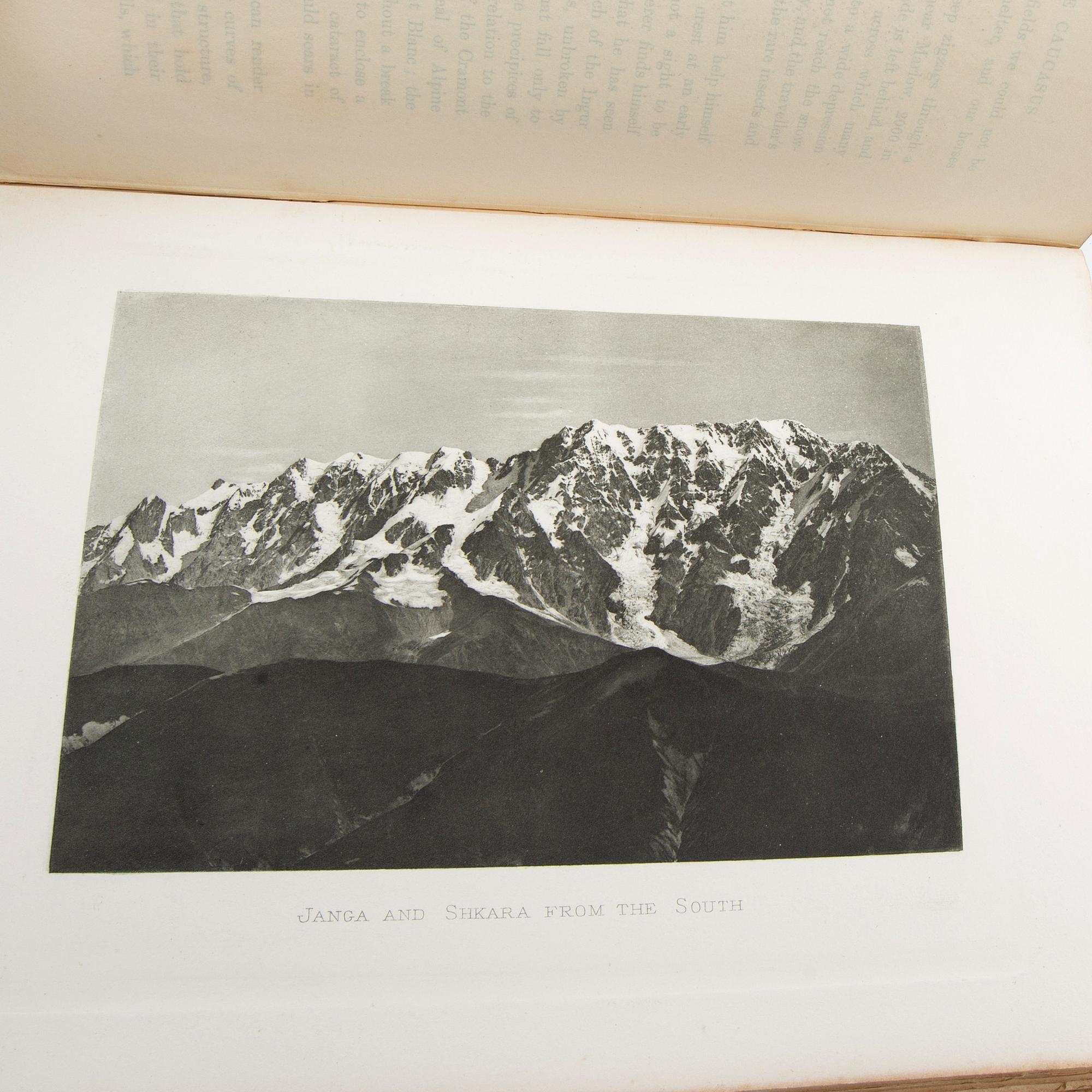 Freshfield, Douglas W.: The Exploration of the Caucasus. Förstaupplaga 1896. 2 band. Fotograf Vittorio Sella.