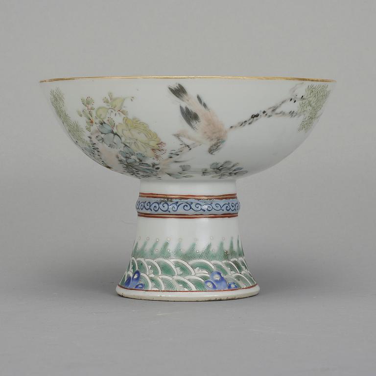 SKÅL PÅ FOT, porslin, Kina, 18/1900-tal.