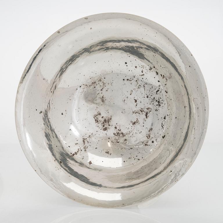 A pair of centrepiece silver bowls by Johan Rohde for Georg Jensen, Copenhagen 1915-1919. Design nr 252.
