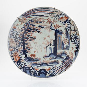 A large imari Genroku charger, 18th Century.