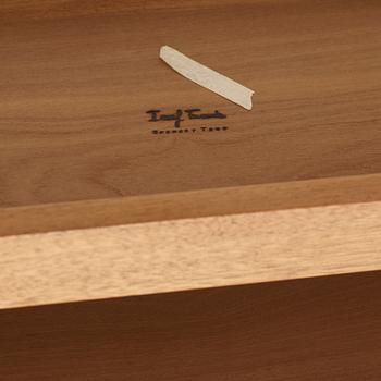 JOSEF FRANK, vitrinskåp av mahogny för Firma Svenskt Tenn, modell 2077, efter 1985.