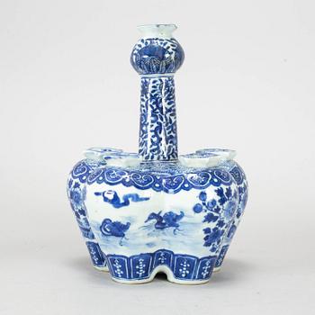 A blue and white tulip vase, Qing dynasty, late 19th century.