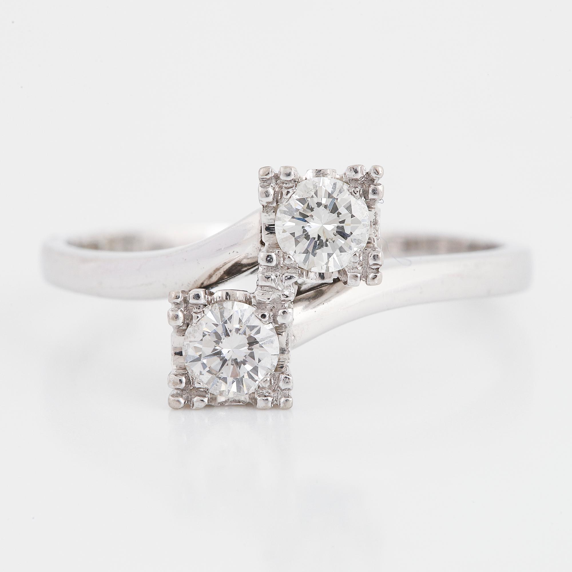 An 18K white gold ring set with round brilliant-cut diamonds.