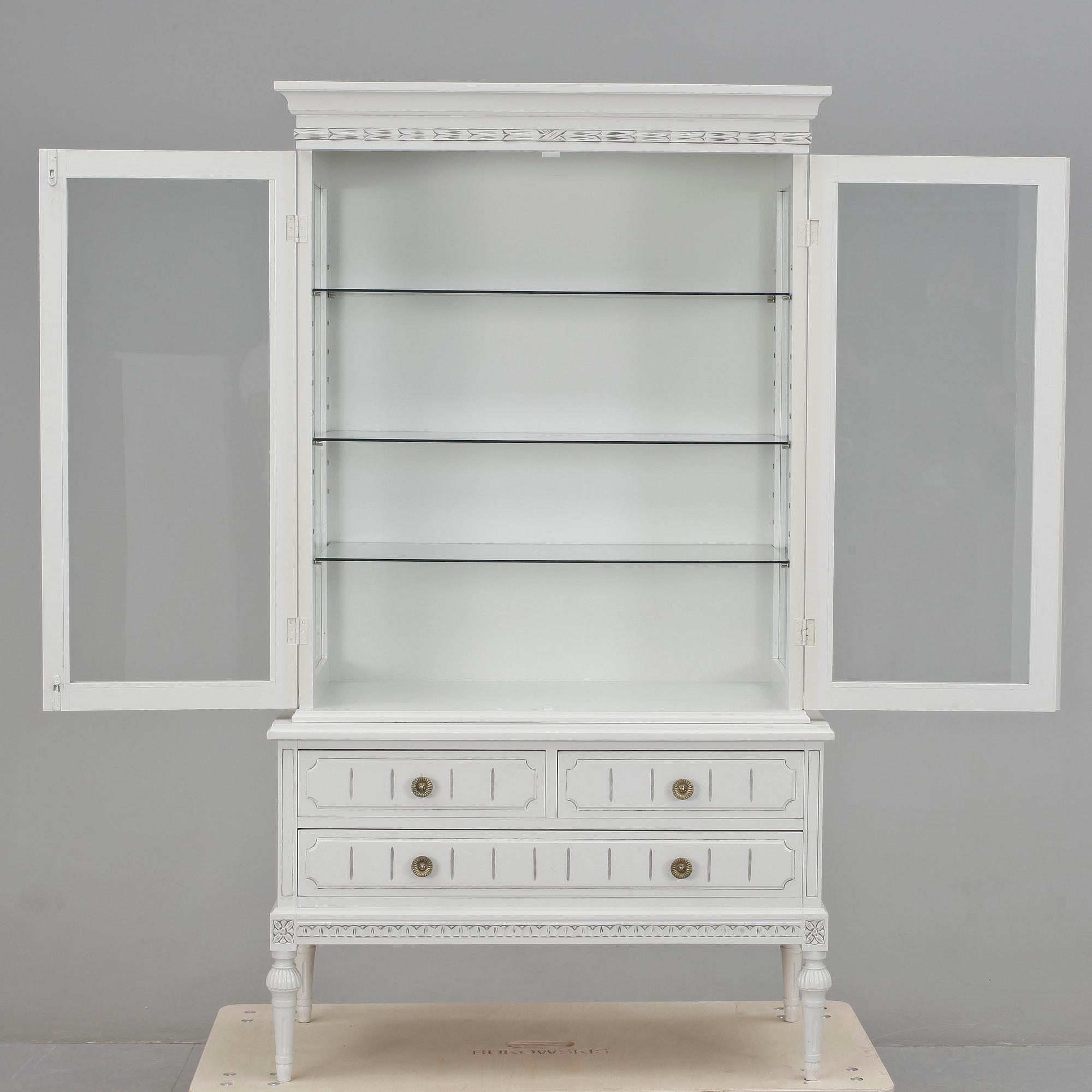 VITRINSKÅP, gustaviansk stil, 1900-tal.