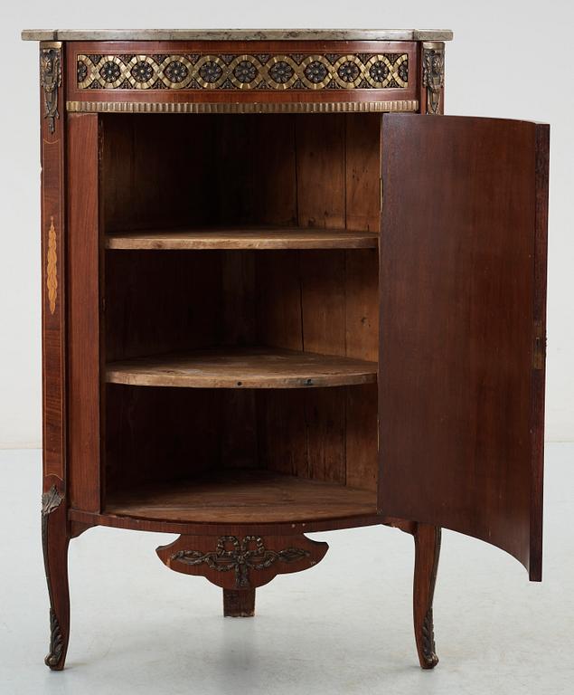 HÖRNSKÅP, gustaviansk stil, 1900-talets första hälft.