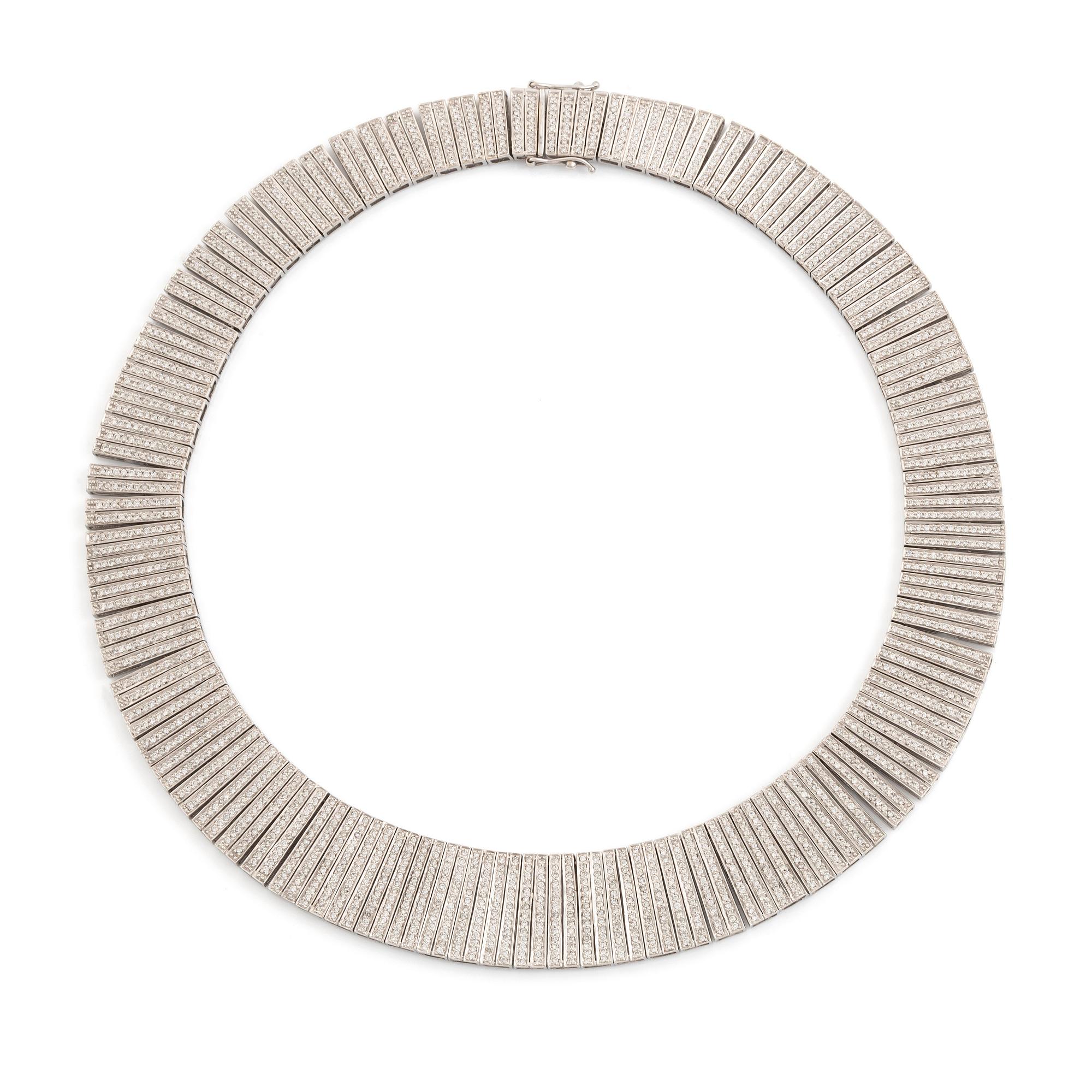 An 18K white gold necklace set with round brilliant-cut diamonds.