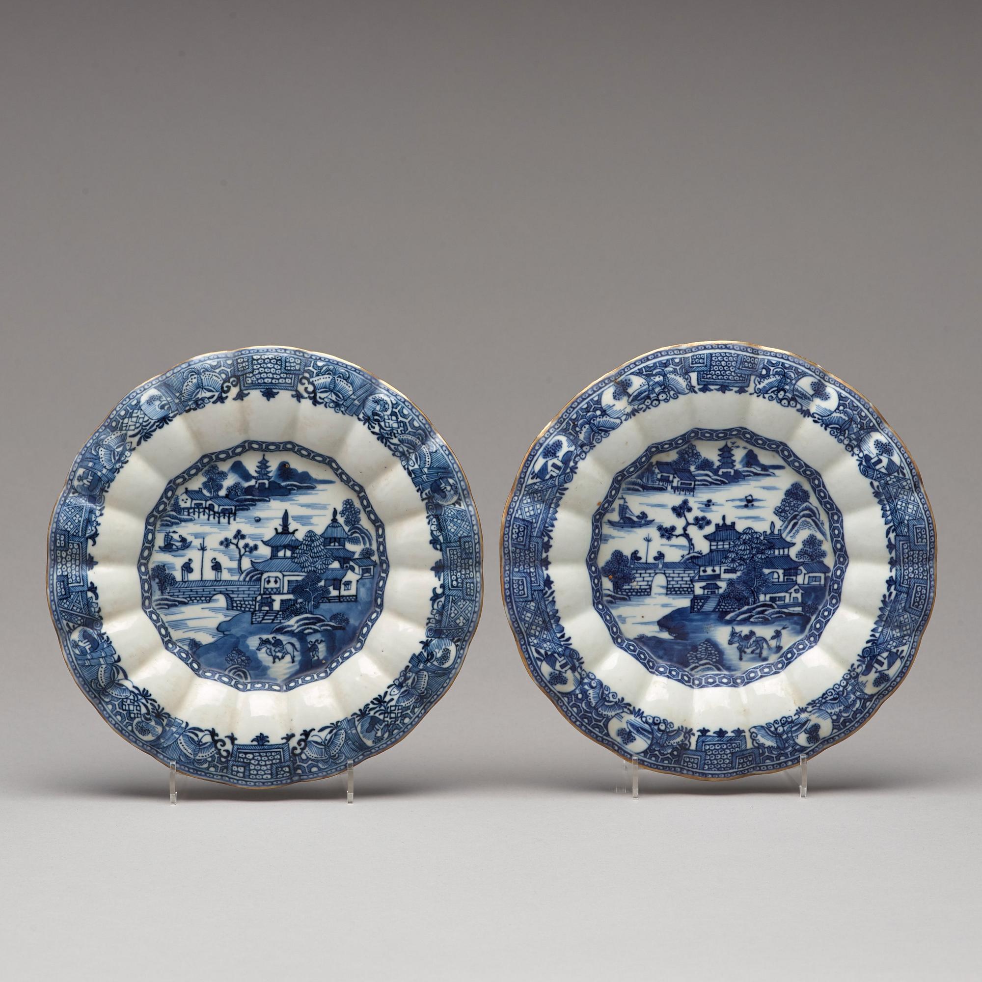 TERRINER med FAT, ett par, kompaniporslin. Qing dynastin, Qianlong (1736-95).