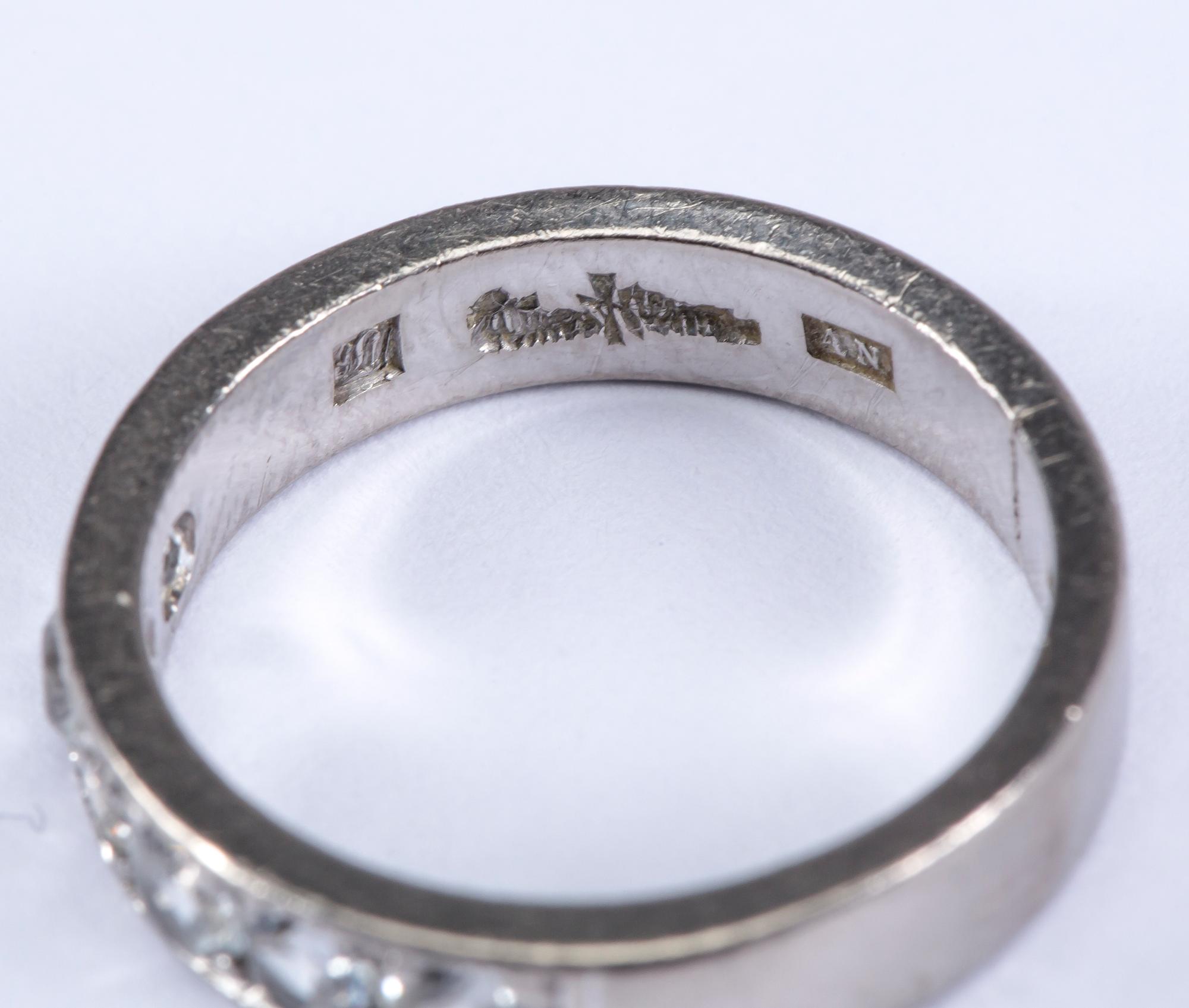 RING, 18 k vitguld med vita stenar, troligtvis bergkristall, Wiwen Nilsson, 1947. Vikt ca 6 g.