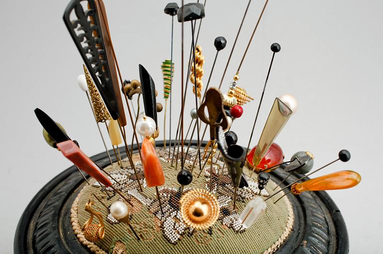 SAMLING HATTNÅLAR SAMT FOTPALL, sekelskiftet 1900.