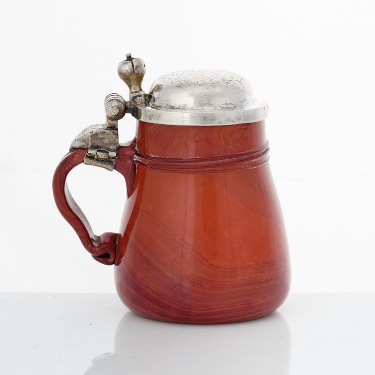 Mugg med lock, glas imiterande agat och lock av silver, ostämplad, Nordeuropa omkring 1600.