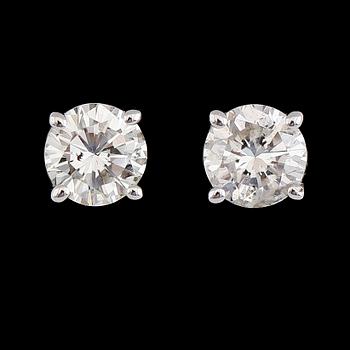 ÖRHÄNGEN, 1 par, 14K vitguld, briljantslipade diamanter tot ca 0.50 ct.