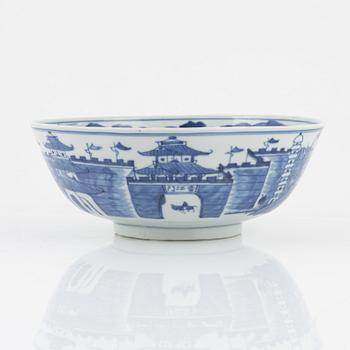 A blue and white porcelain bowl and dish, China, early 20th century.