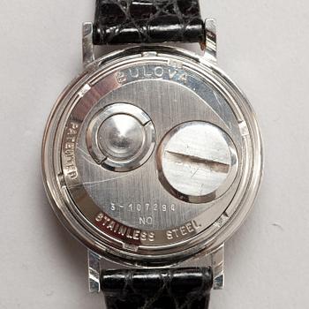 HERRARMBANDSUR, 2 st, Pulsar och Bulova, 1970-tal.