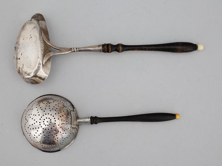 SÅSSLEV samt TESIL, silver, ostämplat, 1800-tal. Tot ca 32g.