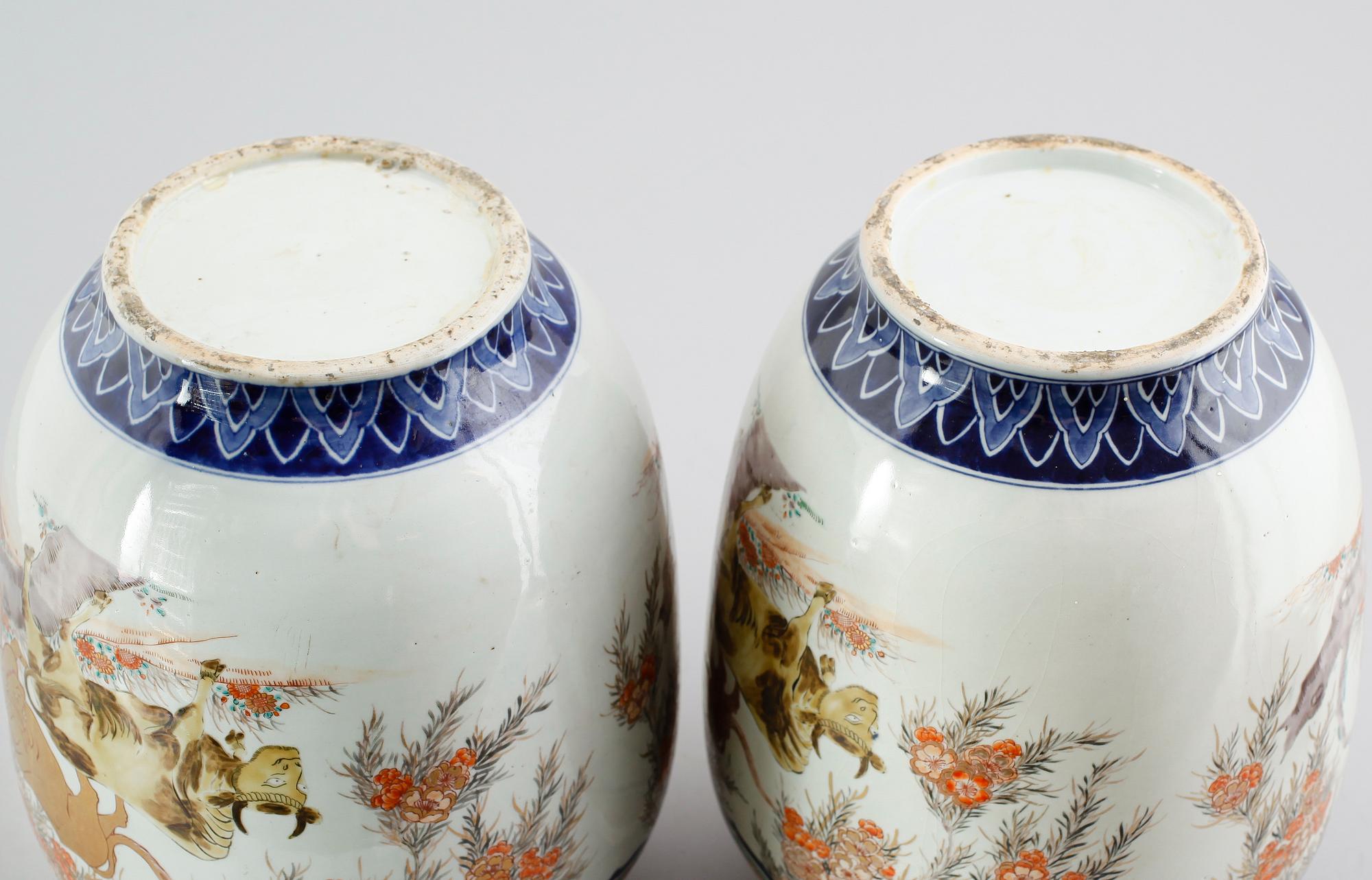 VASER, 1 par, porslin, Japan, 1900-talets första hälft.