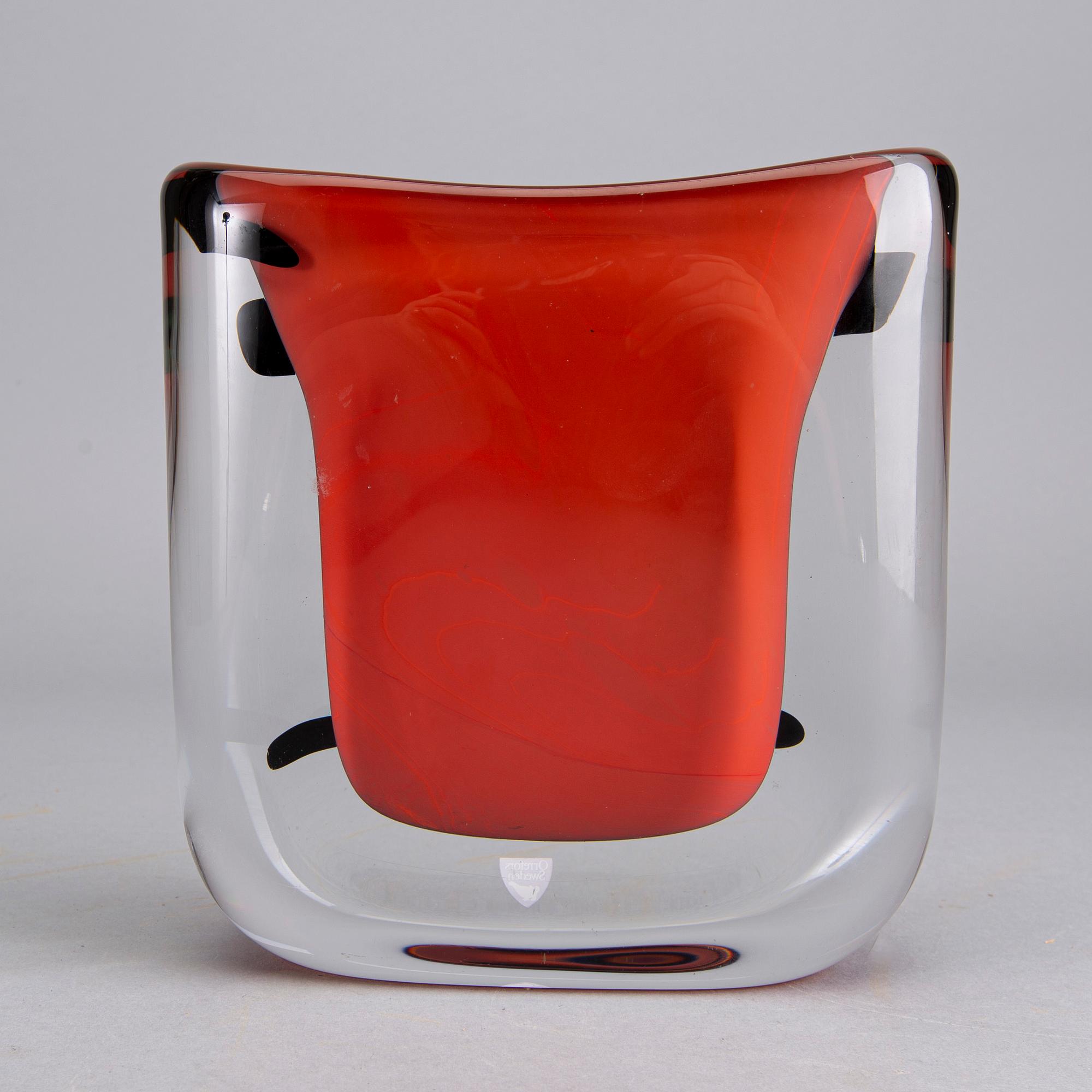 AN ANNE NILSSON GLASS VASE, signed Orrefors 975478 Anne Nilsson E.A. 1-90.