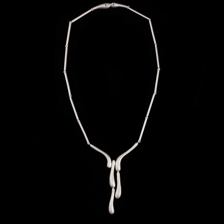 HALSSMYCKE, "Ice Drops" sterlingsilver, Chao-Hsien Kuo Lapponia 2010. Vikt 42 g.