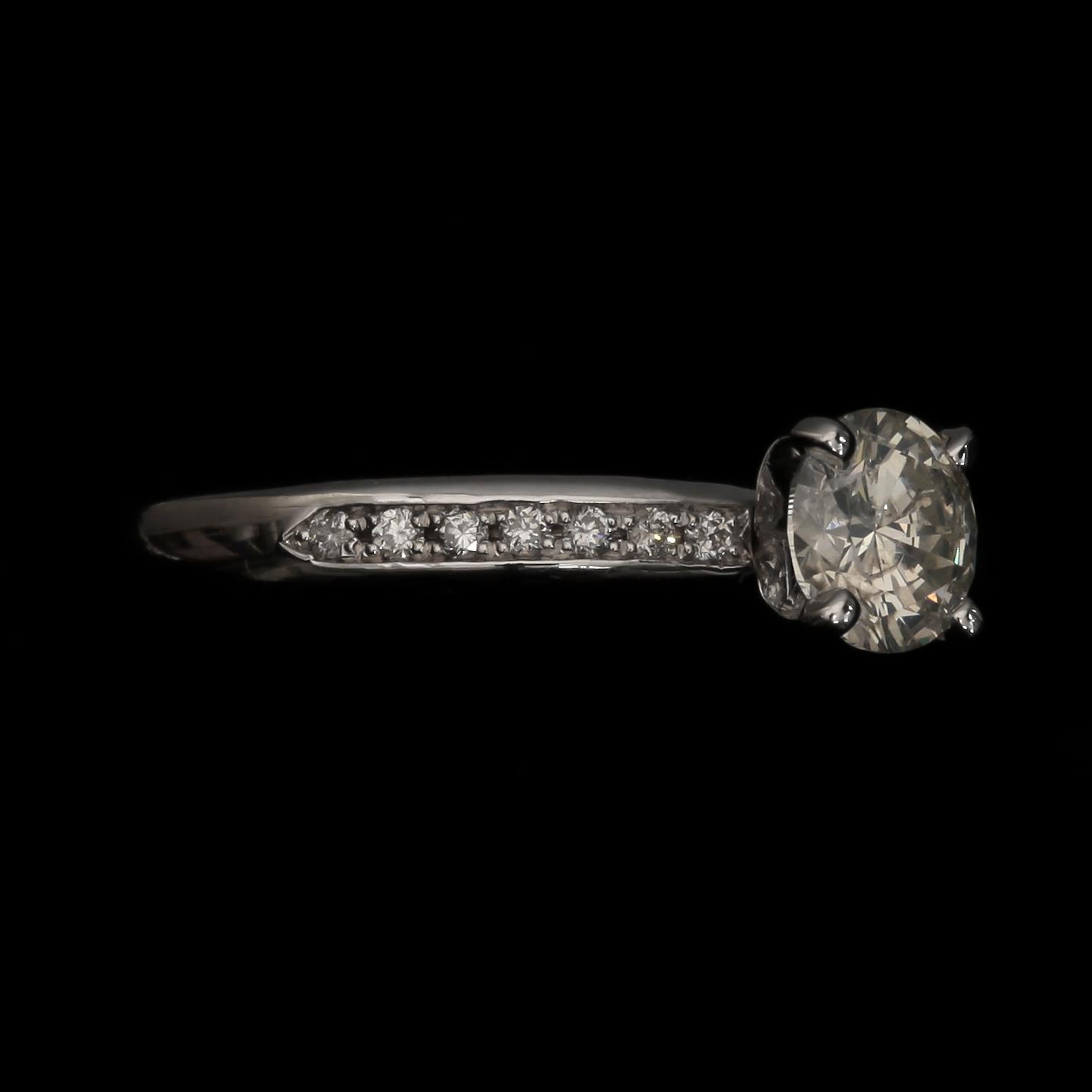 RING, 14k vitguld med briljantslipade diamanter tot ca 0,9 ct. Vikt 4,1 g.