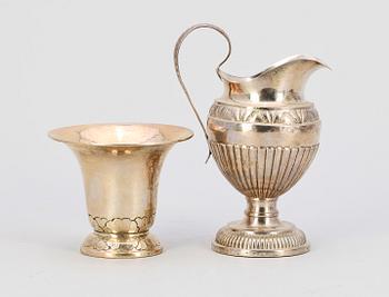 GRÄDDKANNA SAMT VAS, silver, bla C G Hallberg, 1920. Vikt ca 209 g.