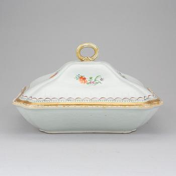 An export porcelain famille rose dinner service, Qing dynasty, Qianlong (1736-1795). (24 pieces).