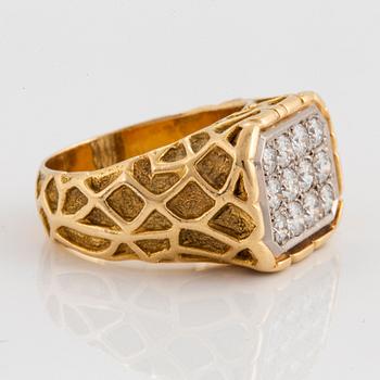 Ring 18K guld med runda briljantslipade diamanter.