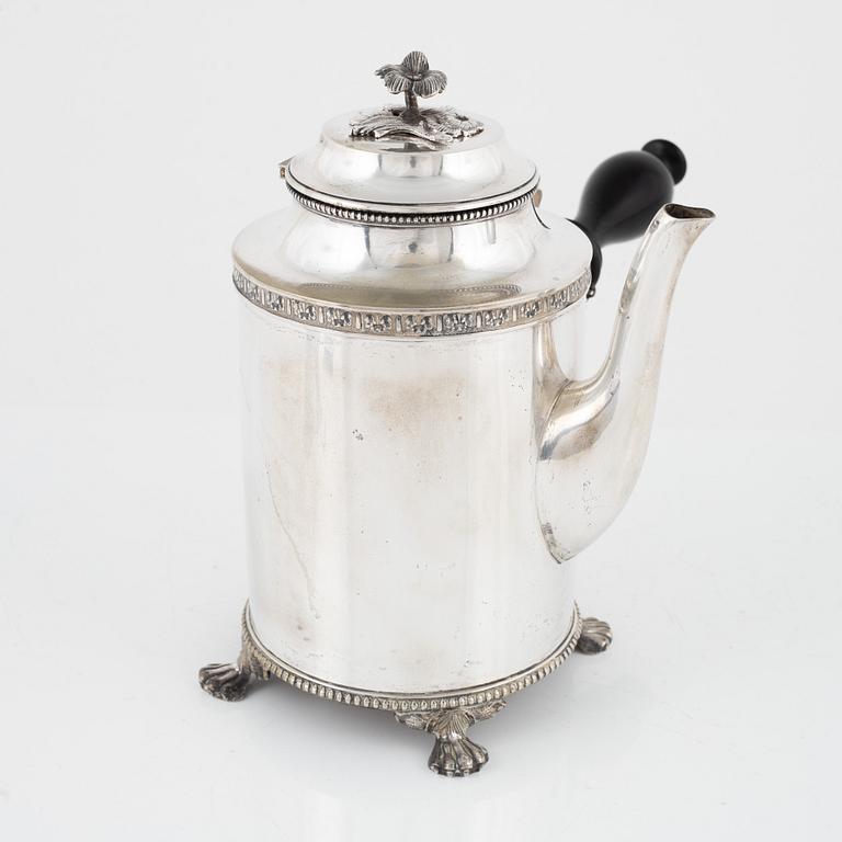 Jacob Engelbert Torsk, kaffekanna och gräddkanna, silver, sengustaviansk stil, Stockholm, 1908-1909.