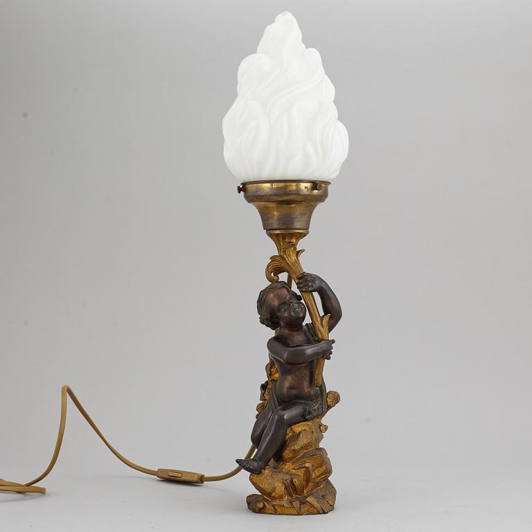 BORDSLAMPA, brons fot i form av putti, omkring 1900.