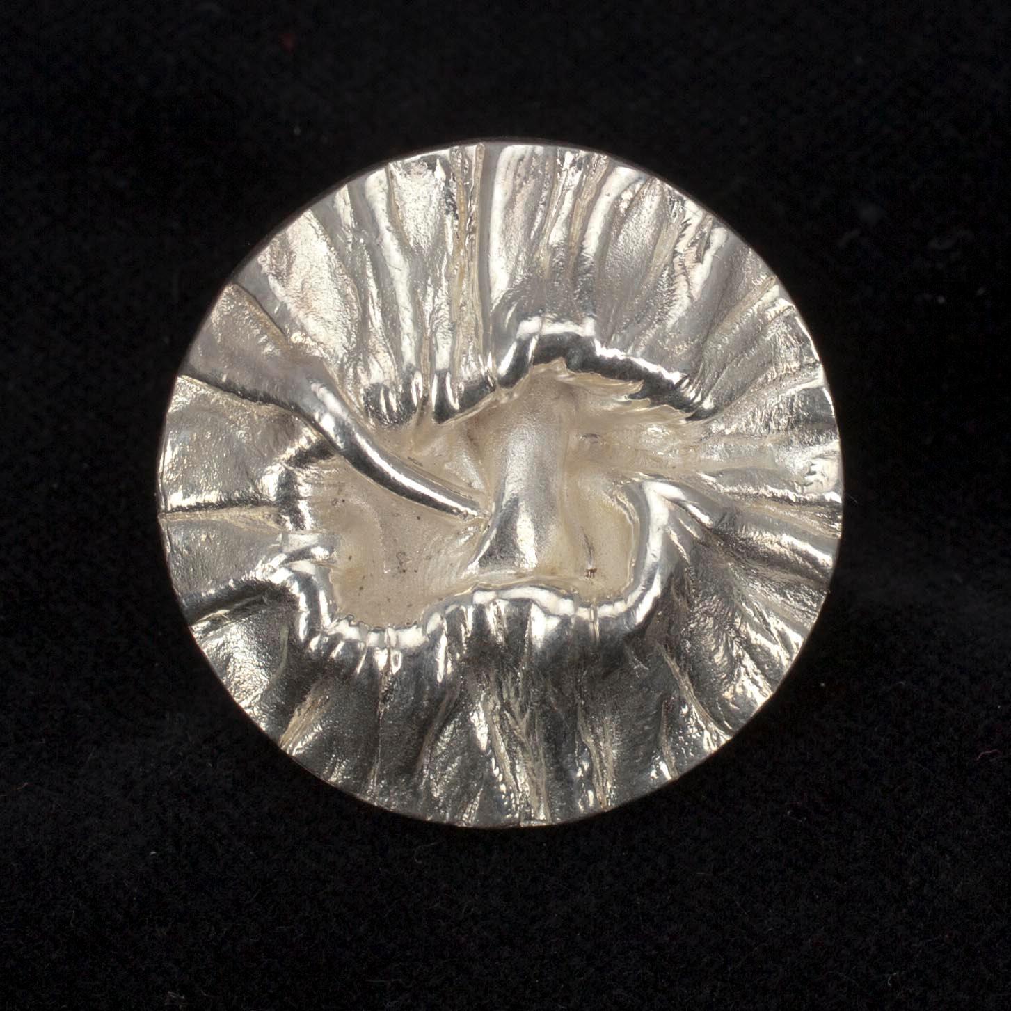 ARMRINGAR, 4 st, samt RINGAR, 2 st, och BROSCH, silver. Tot. vikt ca 100 g.