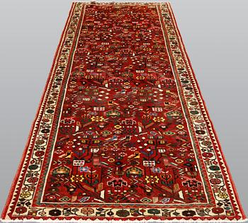 A Hamadan runner, approx. 300 x 110 cm.