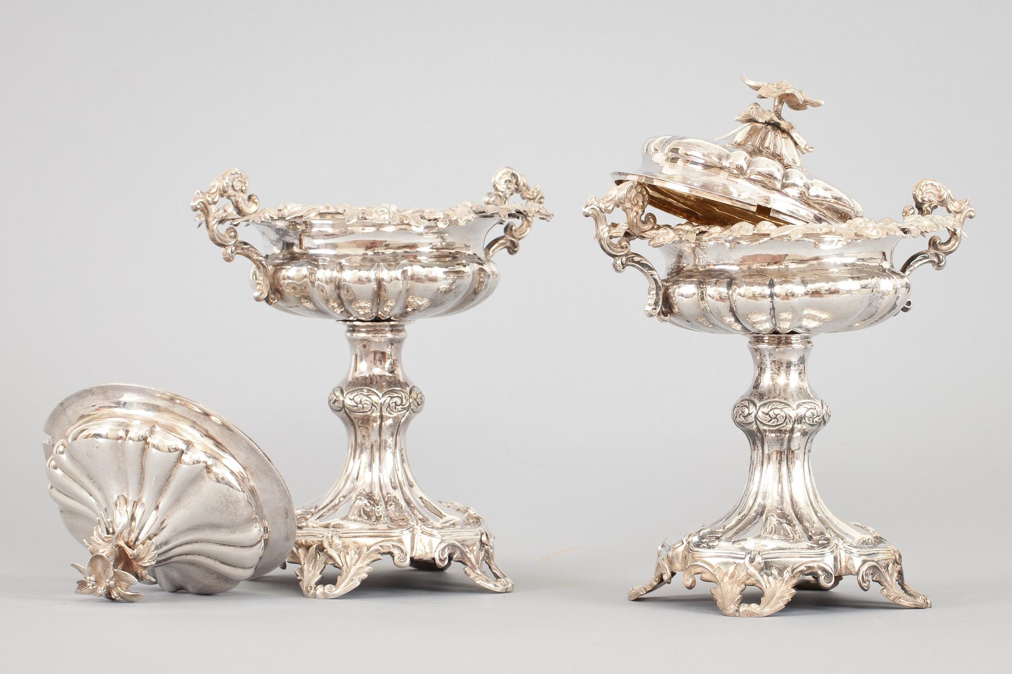 SOCKERSKÅLAR PÅ FOT, ett par. Silver, nyrokoko. Gustaf Möllenborg. Stockholm 1851. Vikt tot ca 1400 g.