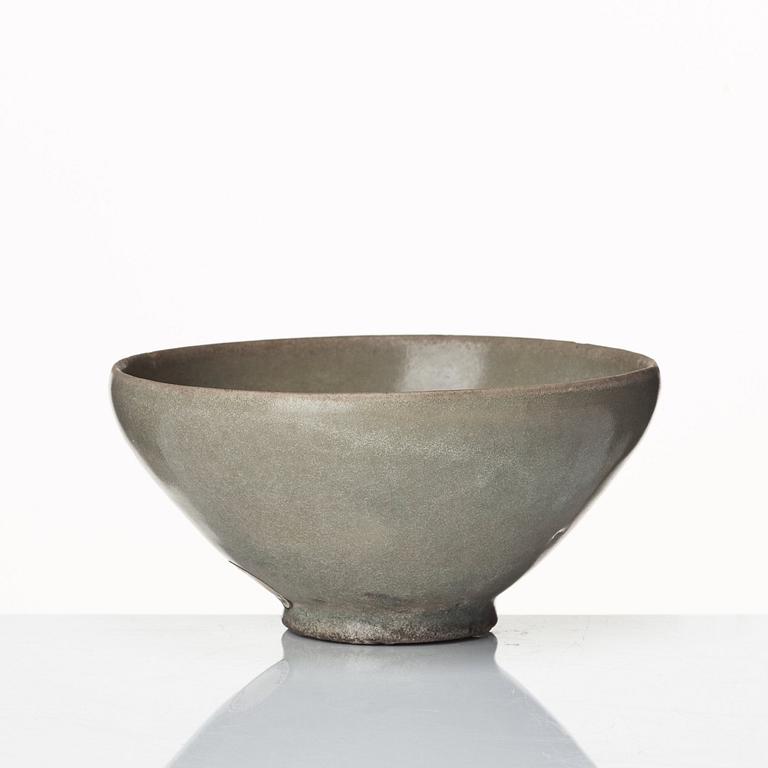 A olive green glazed bowl, Five dynasties  (907-960).