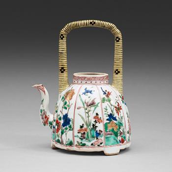 A famille verte teapot, Qingdynasty, Kangxi (1662-1722).