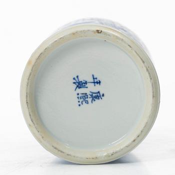 Urna med lock, porslin, Kina, Qingdynastin, 1800-tal.