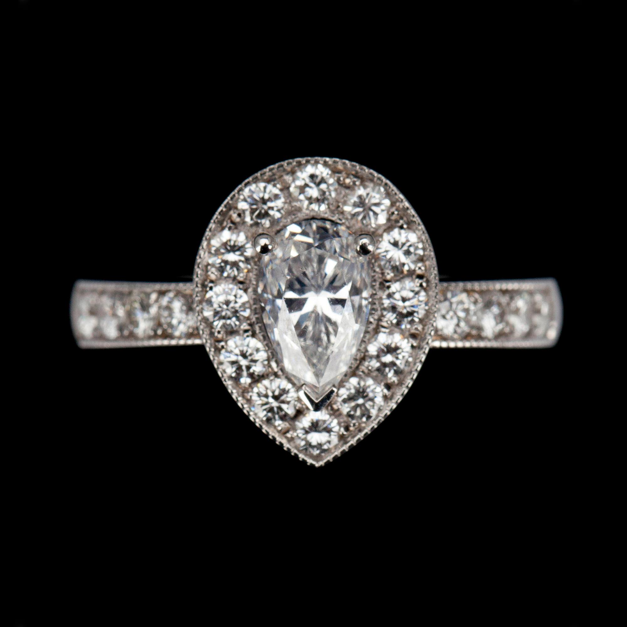RING, vitguld 18K, mittstenen droppslipad diamant 1,01ct, sidostenar tot. 0,65ct. G/VS. Intyg 220.