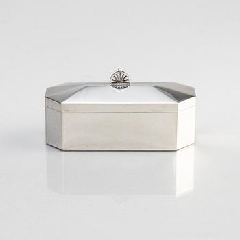 Wiwen Nilsson, a silver box with lid, Lund 1929.