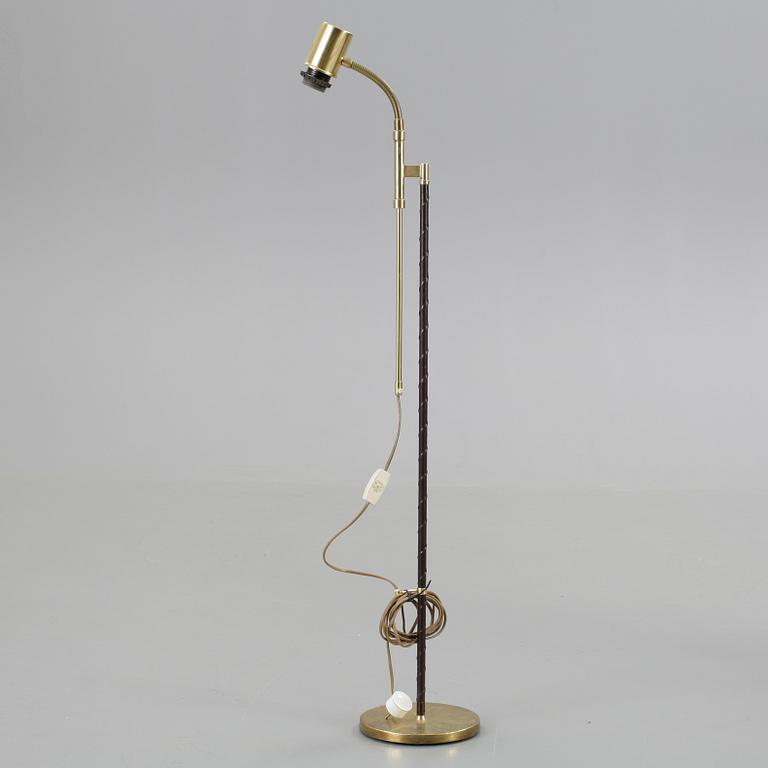 GOLVLAMPA, mässing och läder, 1900-talets mitt.