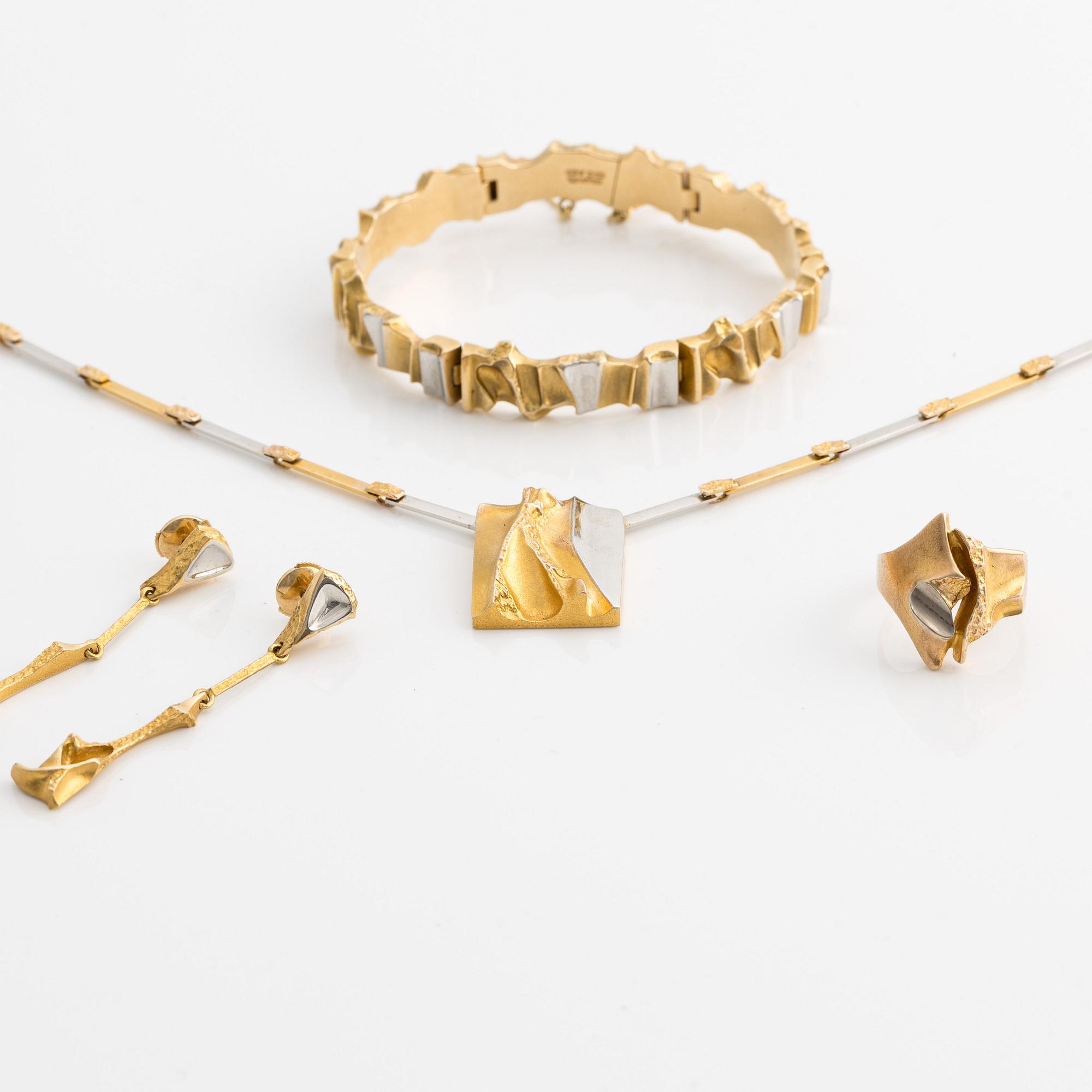 Lapponia garnityr med en collier, ett armband, ett par örhängen och en ring, design Björn Weckström.