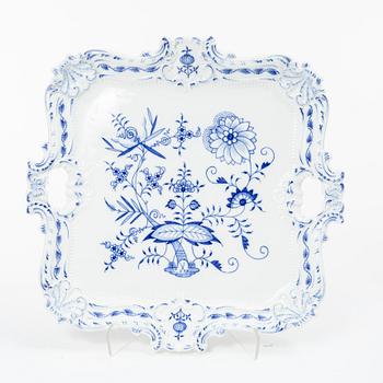 Meissen, a porcelain 'Onion pattern/Zwiebelmuster' tray, Germany.