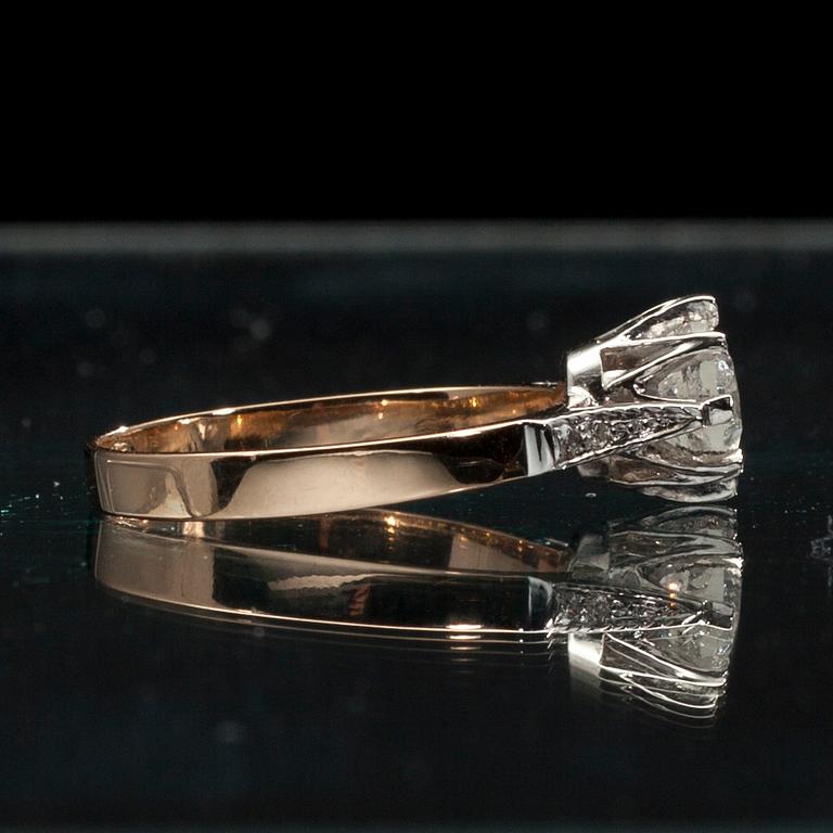 RING, guld 14K, briljantslipade diamanter. Mittstenen 1,01 ct, G/I, tot. 4 sidostenar 0,04 ct, H/SI. Vikt 2,9 g.