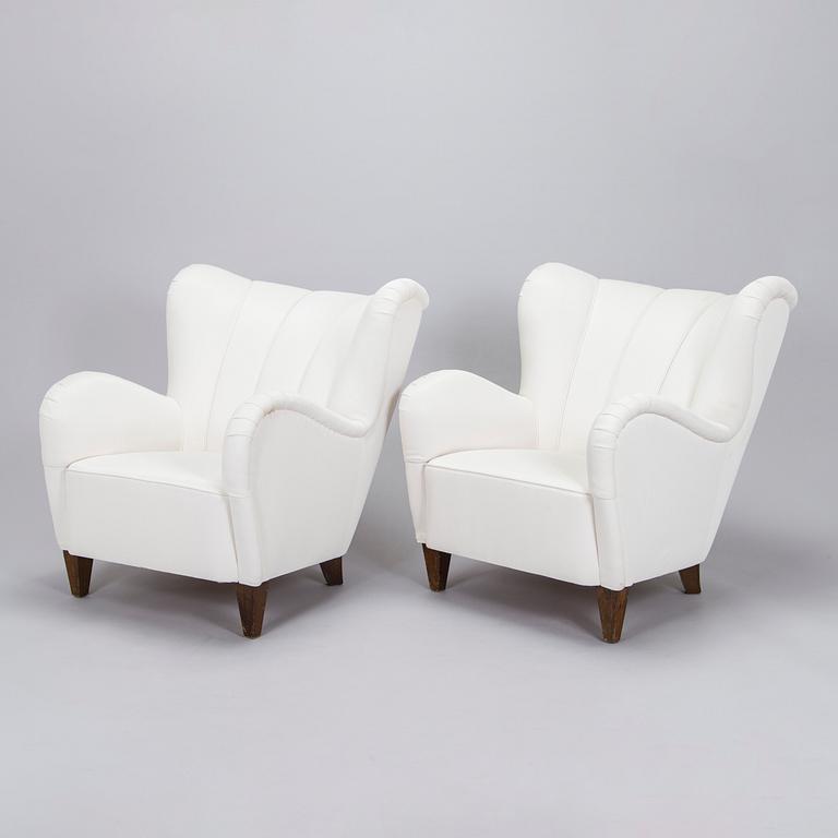 A pair of 1950s armchairs.