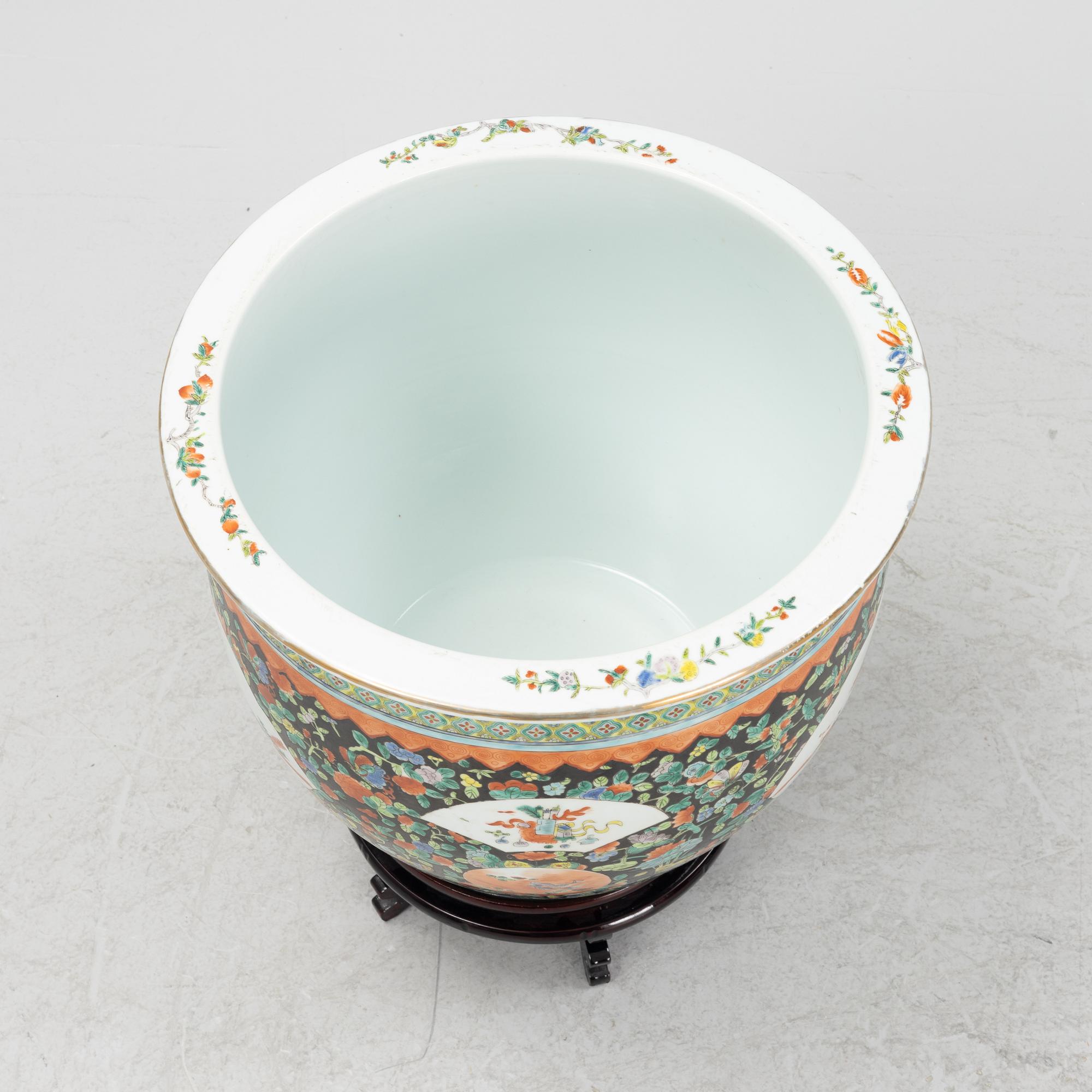 Fiskbassäng, porslin, Kina, sent 1900-tal.