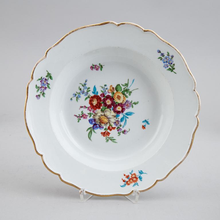 A group of 17 porcelain dishes. Meissen, punktzeit (1756-1773) and Marcolinis period (1774-1814).