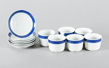 TEKOPPAR med FAT, för 6 personer, "KOKA", formgiven av Hertha Bengtsson för Rörstrand. 1950/60-tal.