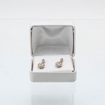 Earrings in 14K white and red gold with round brilliant-cut diamonds.