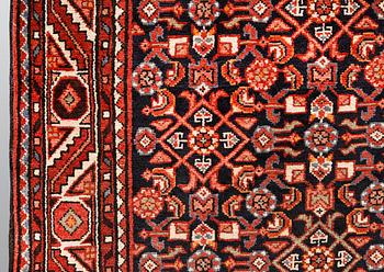 A Hamadan carpet, ca 325 x 115 cm.