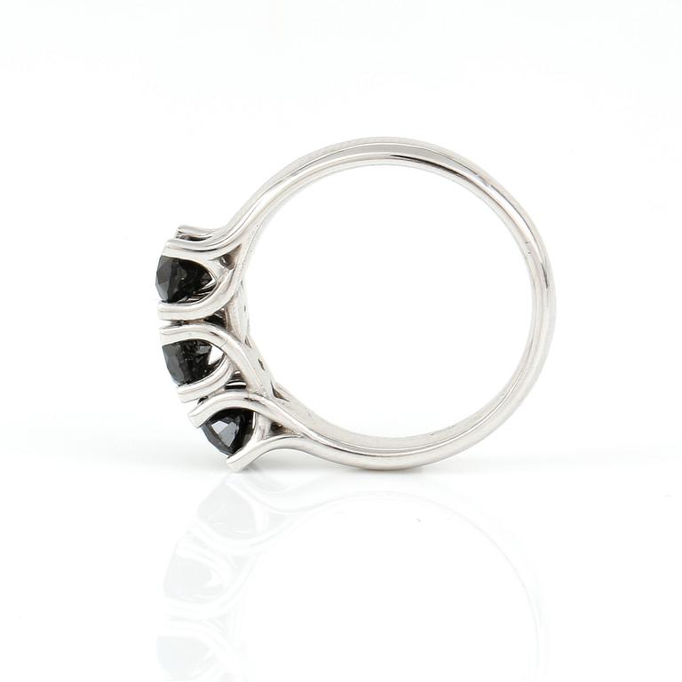RING, 18K vitguld med svarta diamanter tot 0,99 ct. Vikt 4,65 gram.