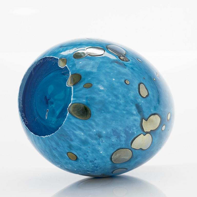 Oiva Toikka, A glass egg, 'Laguunikiwi', signed Oiva Toikka Nuutajärvi Notsjö 31/50.